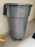 Like New Carlisle 44 Gallon Trash Can on Wheels