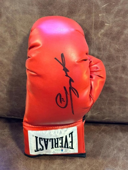 Sugar Ray Leonard Signed Everlast Boxing Glove (Beckett COA)