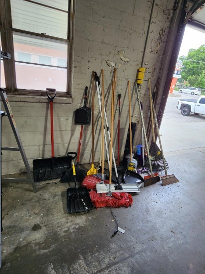 Snow Shovels, Rakes, Mops, Dust Pans