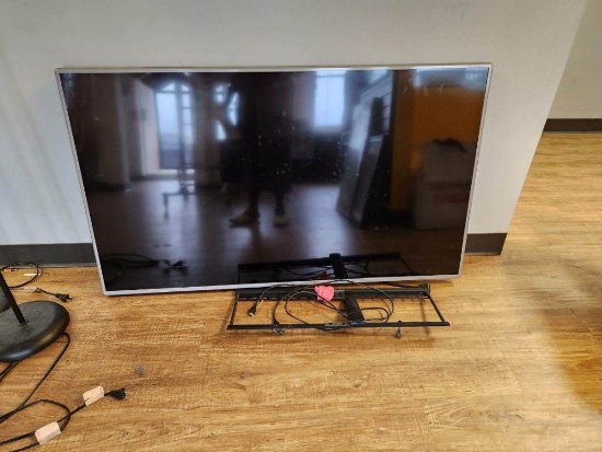 LG 55in LED TV Model: 55LB5900 w/ Wall-Mount Bracket