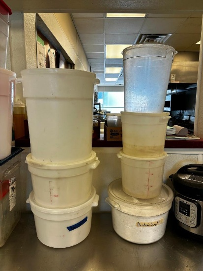 7 Food Containers w/ Lids