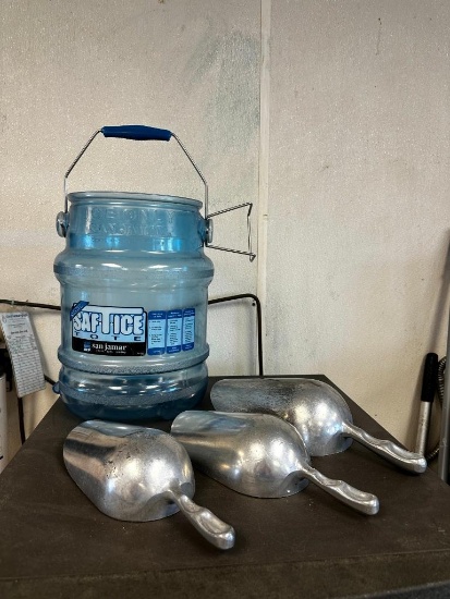 San Jamar Saf-T-Ice Bucket w/ 3 Scoops