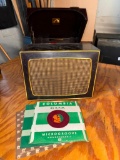 Vintage Victrola 45rpm Record Player Turntable and Speaker Combo
