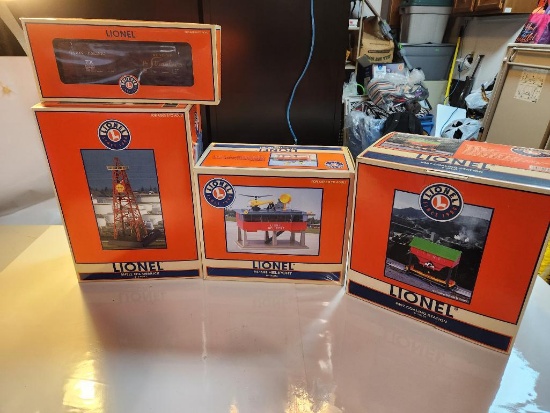 Lot of 4 Lionel Coaling Station, Heliport, Shell Oil Derrick, Union Pacific