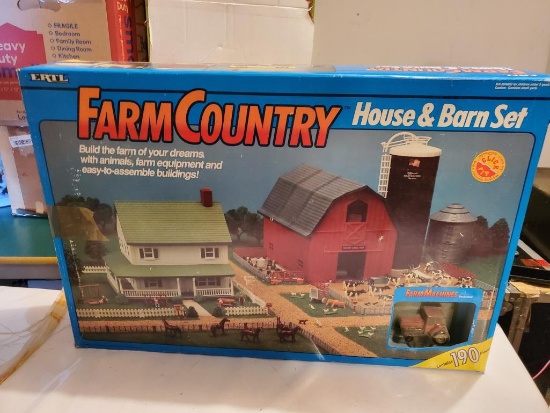 Ertl Farm Country House & Barn Set
