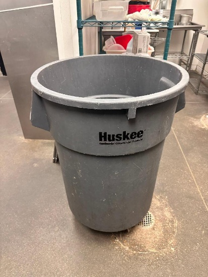 Large Brute Trash Can w/ Dolly