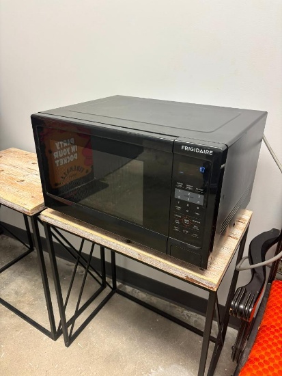 Frigidaire 1.6 Cu. Ft. Microwave Model FFCE1638LB