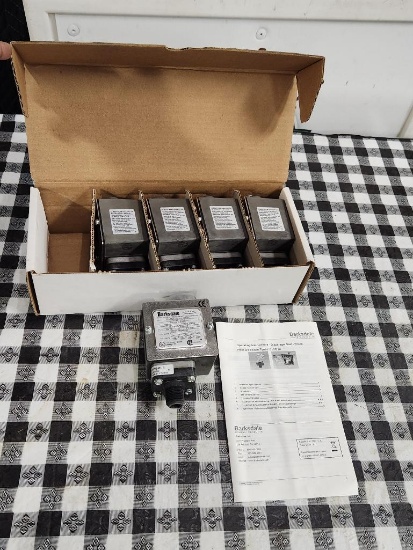 Lot of 4 New, Barksdale Econ-O-Trol Pressure Actuated Switch Dia-Seal Piston Design, E1H-H90-P6-PLS
