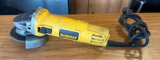 DeWalt DWE4011 4-1/2in Angle Grinder