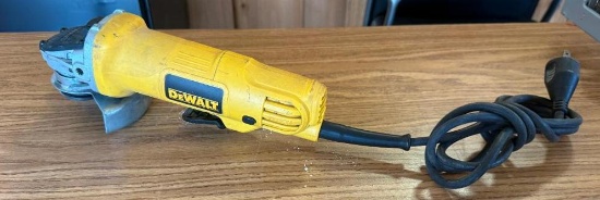 DeWalt DWE4012 4-1/2in Angle Grinder