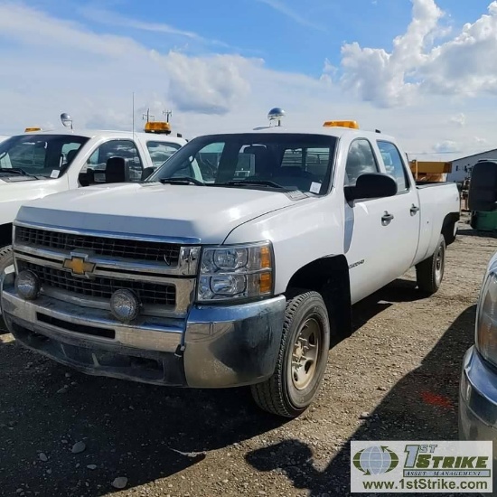 2008 CHEVROLET SILVERADO 2500HD LS, 6.6L DURAMAX DIESEL, 4X4, CREW CAB, LONG BED. WEBASTO HEAT