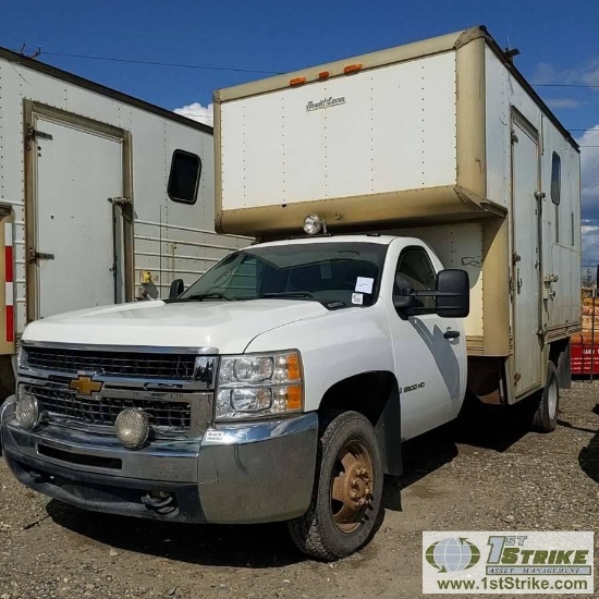 2009 CHEVROLET SILVERADO 3500HD, 6.6L DURAMAX, 4X4, REGULAR CAB, DUALLY, 12FT CAB OVER BOX, WITH TOO