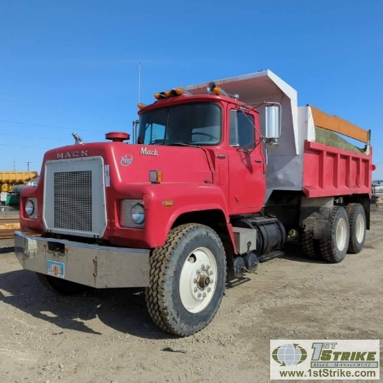DUMP TRUCK, 1984 MACK VALUE LINER, MACK 6CYL DIESEL, MANUAL TRANSMISSION, TANDEM REAR AXLES, 52600 G