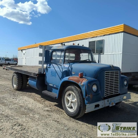 FLAT BED TRUCK, 1971 INTERNATIONAL LOADSTAR 1600, V-8 GAS ENGINE, MANUAL TRANS, 17500LB GVWR, 14FT 6