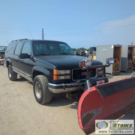 1994 CHEVROLET SUBURBAN, 7.4L GAS, 4X4, WITH BOSS PLOW