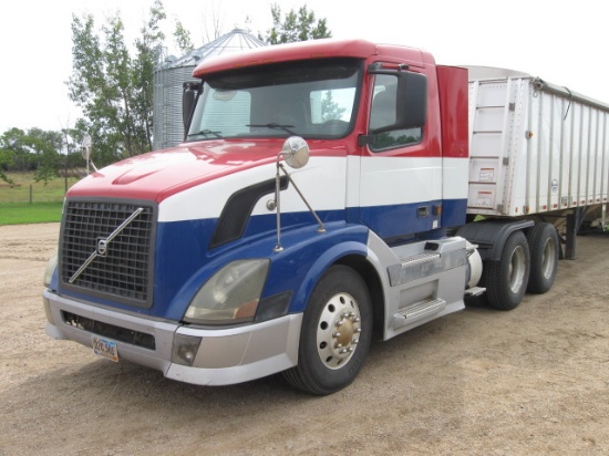 '04 Volvo Semi Tractor w/Day Cab