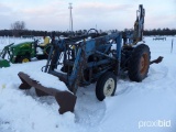 FORD 640 TRACTOR LOADER SN138683 powered by 4 cylinder gas engine, equipped with ROPS, 4x1 transmiss