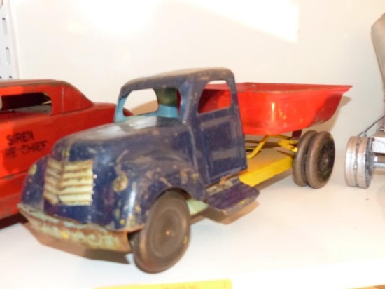 METAL TOY DUMP TRUCK COLLECTIBLE TOY