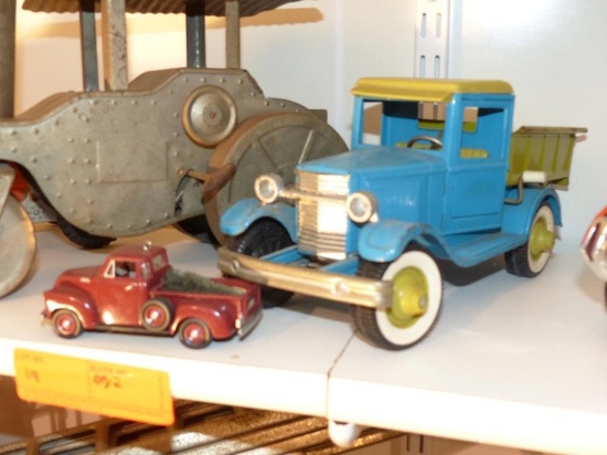 (2) TOY TRUCKS COLLECTIBLE TOY