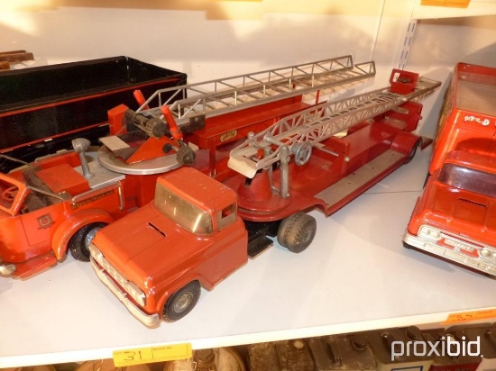 METAL FIRE ENGINE TRUCK COLLECTIBLE TOY