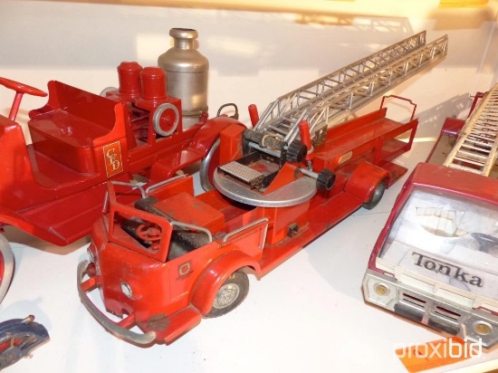METAL TOY FIRE ENGINE COLLECTIBLE TOY