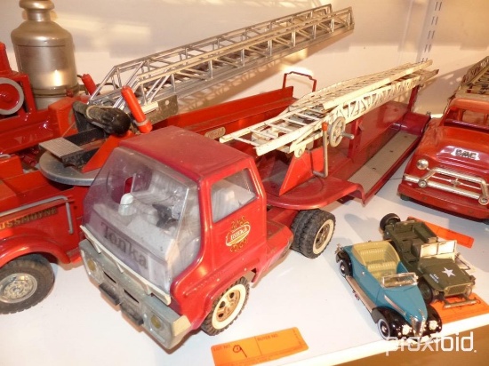 METAL TOY FIRE ENGINE COLLECTIBLE TOY