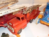 METAL TOY FIRE ENGINE COLLECTIBLE TOY