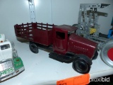 METAL STAKE RACK TRUCK TOY COLLECTIBLE TOY