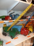 METAL CRANE TOY COLLECTIBLE TOY