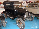 1923 FORD MODEL T CLASSIC VEHICLE VN:710672 Sedan, Wooden Wheels, Black. Striaght Line 4 cylinder.