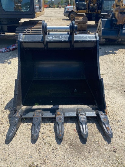 NEW STRICKLAND 42IN. DIGGING BUCKET EXCAVATOR BUCKET NEW UNUSED STRICKLAND 42" DIGGING BUCKET. 65MM