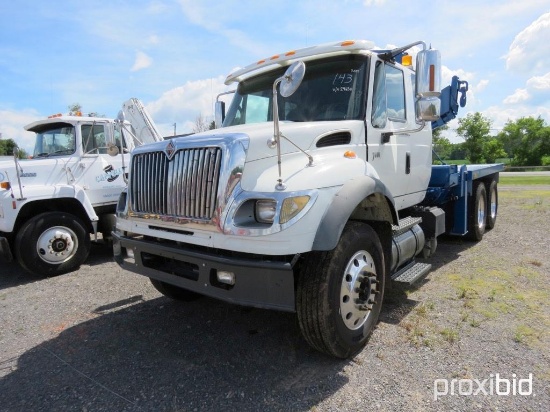 2004 INTERNATIONAL 7600 BOOM TRUCK VN:024630 powered by Cummins ISM 10.8L diesel engine, equipped wi