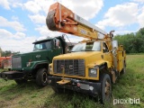 2000 GMC 7H4 BUCKET TRUCK VN:1GDM7H1C2YJ510727 powered by diesel engine, equipped with power steerin