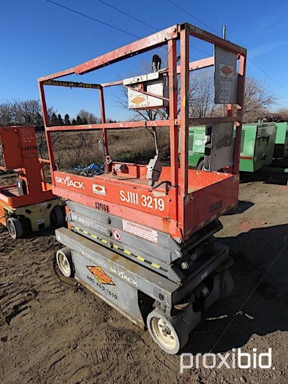 2013 SKYJACK SJ3219 SCISSOR LIFT SN:22053296 electric powered, equipped with 19ft. Platform height,