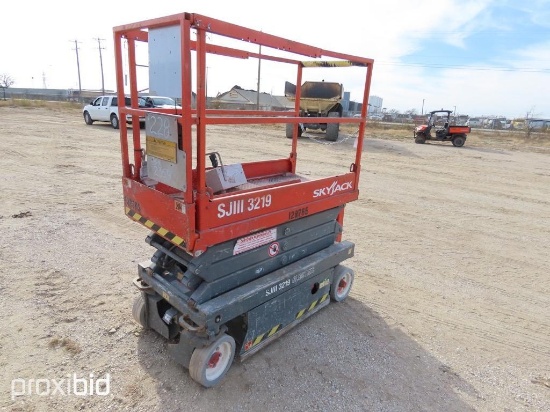 2013 SKYJACK SJ3219 SCISSOR LIFT SN:22042354 electric powered, equipped with 19ft. Platform height,
