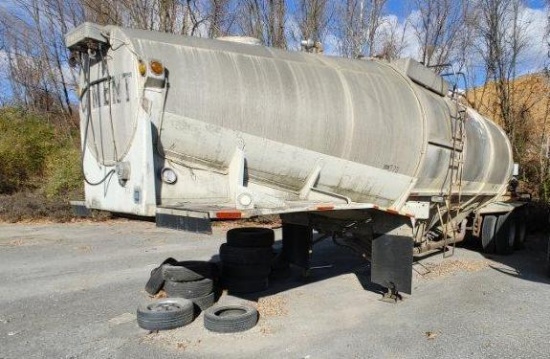 FRUEHAUF BULK TRAILER VN:234101 equipped with aluminum body, 4 cylinder gas powered Gardner Denver b