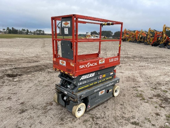 2013 SKYJACK SJ3219 SCISSOR LIFT SN:22042098 electric powered, equipped with 19ft. Platform height,