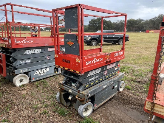 2015 SKYJACK SJ3219 SCISSOR LIFT SN:2272734 electric powered, equipped with 19ft. Platform height, s
