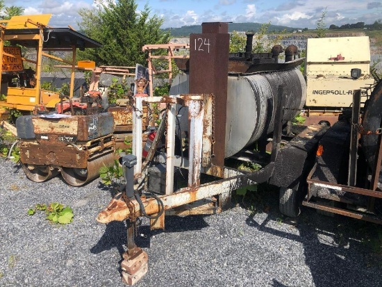 1986 TAR KETTLE ASPHALT EQUIPMENT powered by propane heat, tandem axle. Located: 606 Martindale Rd,