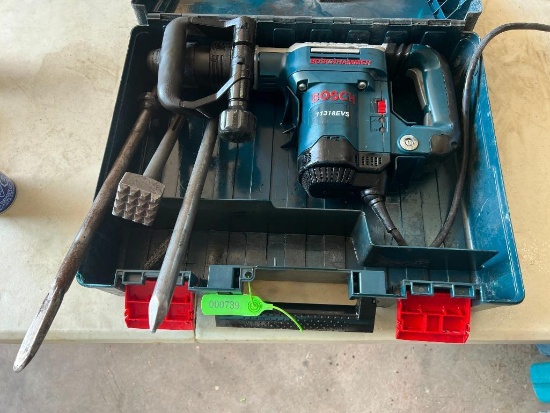 BOSCH 11318EVS ELECTRIC DEMO HAMMER SUPPORT EQUIPMENT SN:assorted bits & tool case. Located in: Bain