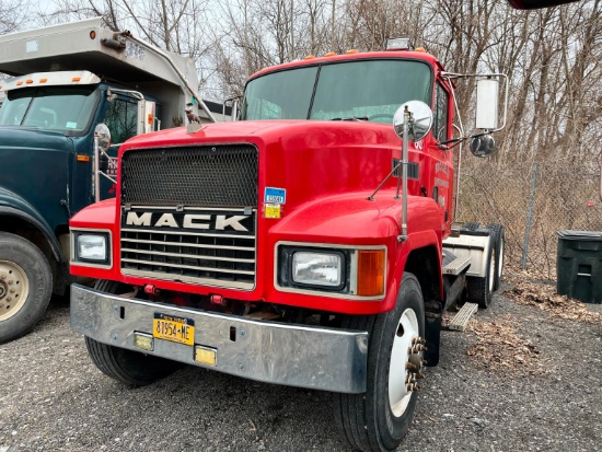 1993 MACK CH613 TRUCK TRACTOR VN:1M2AA13Y7PW019740 powered by Mack E7-350 diesel engine, equipped