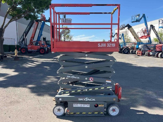 2016 SKYJACK SJIII 3219 SCISSOR LIFT SN:22102027 electric powered, equipped with 19ft. Platform