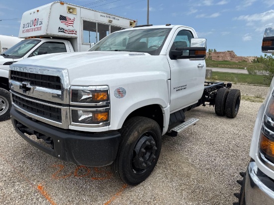 NEW UNUSED CHEVY 6500 CAB & CHASSIS VN:1HTKHPVM6RH352720 powered by Duramax 6.6L V8 turbo diesel