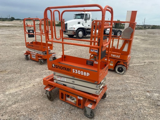 SNORKEL S3008P SCISSOR LIFT SN:100039 electric powered, equipped with 6ft. Platform height, slide