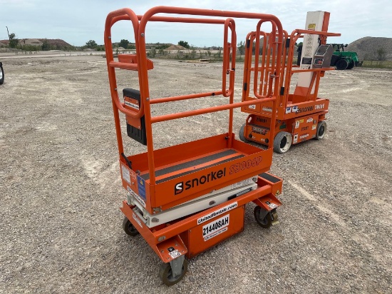 SNORKEL S3006P SCISSOR LIFT SN:300062 electric powered, equipped with 6ft. Platform height, slide