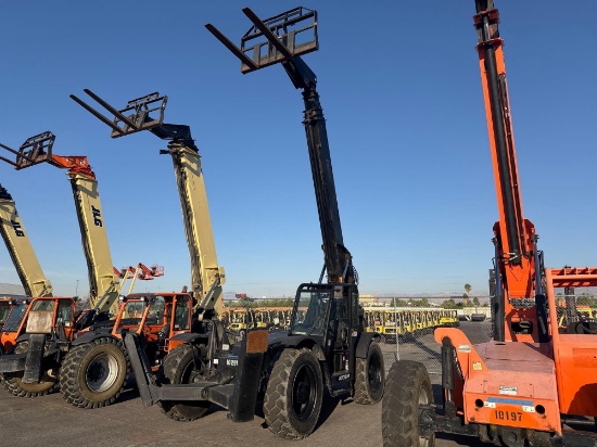 SKYTRAK 10054 TELESCOPIC FORKLIFT SN:160042764 4x4, powered by diesel engine, equipped with OROPS,