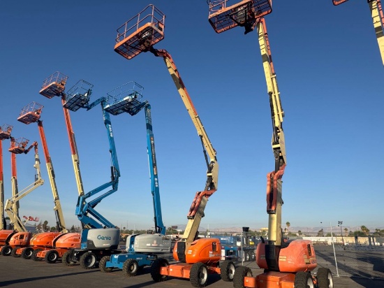 JLG 600AJ BOOM LIFT SN:300115421 4x4, powered by diesel engine, equipped with 60ft. platform height,