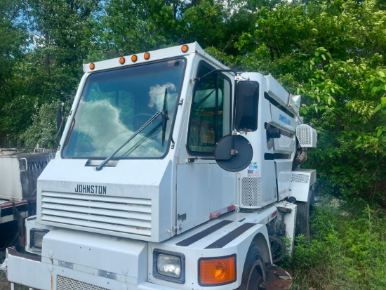 2003 JOHNSTON 4000 SWEEPER VN:1J9VM4H363C172010 powered by diesel engine, dual wheel single axle.