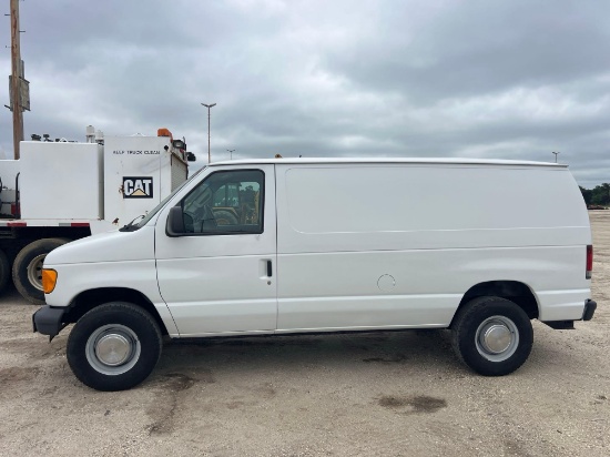 2006 FORD 350 VAN VN:A51141 powered by gas engine, equipped with automatic transmission.