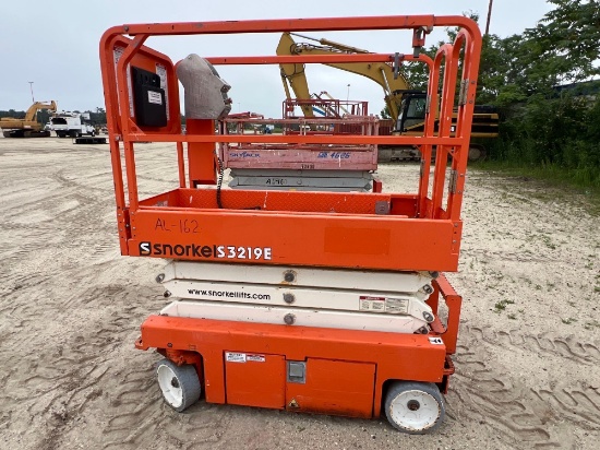 SNORKEL S3219 SCISSOR LIFT SN:180906506 electric powered, equipped with 19ft. Platform height, slide